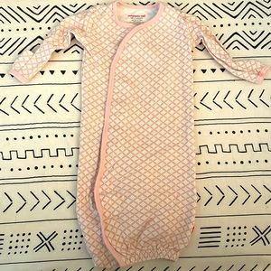 Magnetic Me pink and white pattern elastic night gown. Like new.